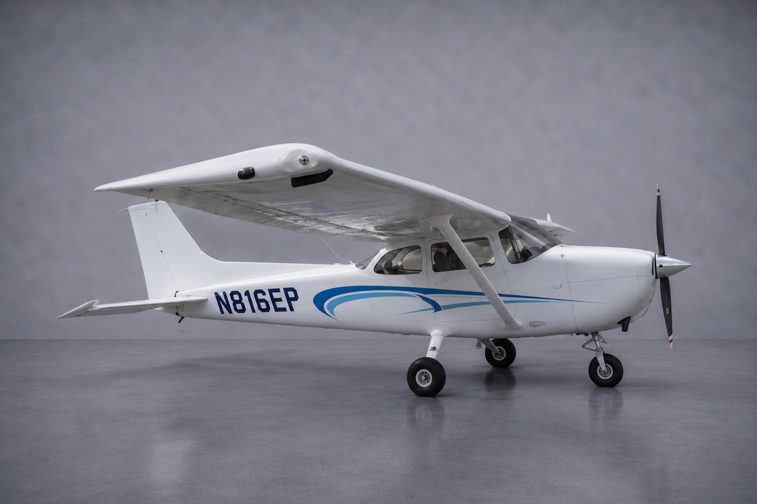 Cessna 172SP G1000 on the ramp at Fort Lauderdale Executive Airport before an ATIS check